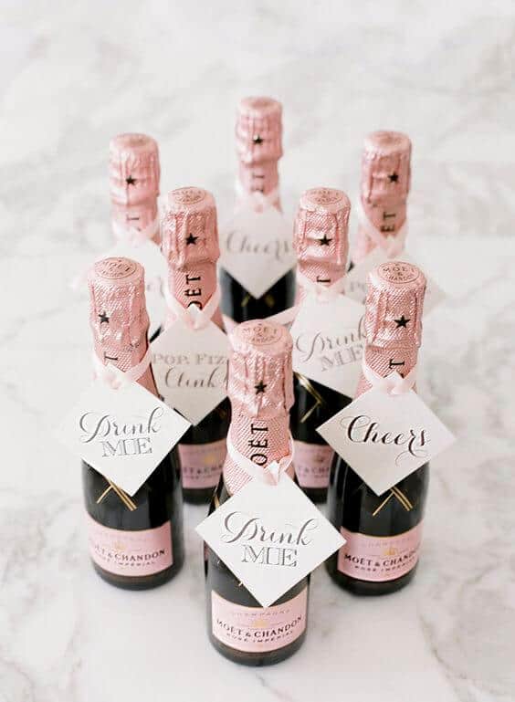 Take a look at these personalized wedding giveaways creative ideas we gathered and hopefully you’ll get inspired! More creative ideas at wedwithbliss.com